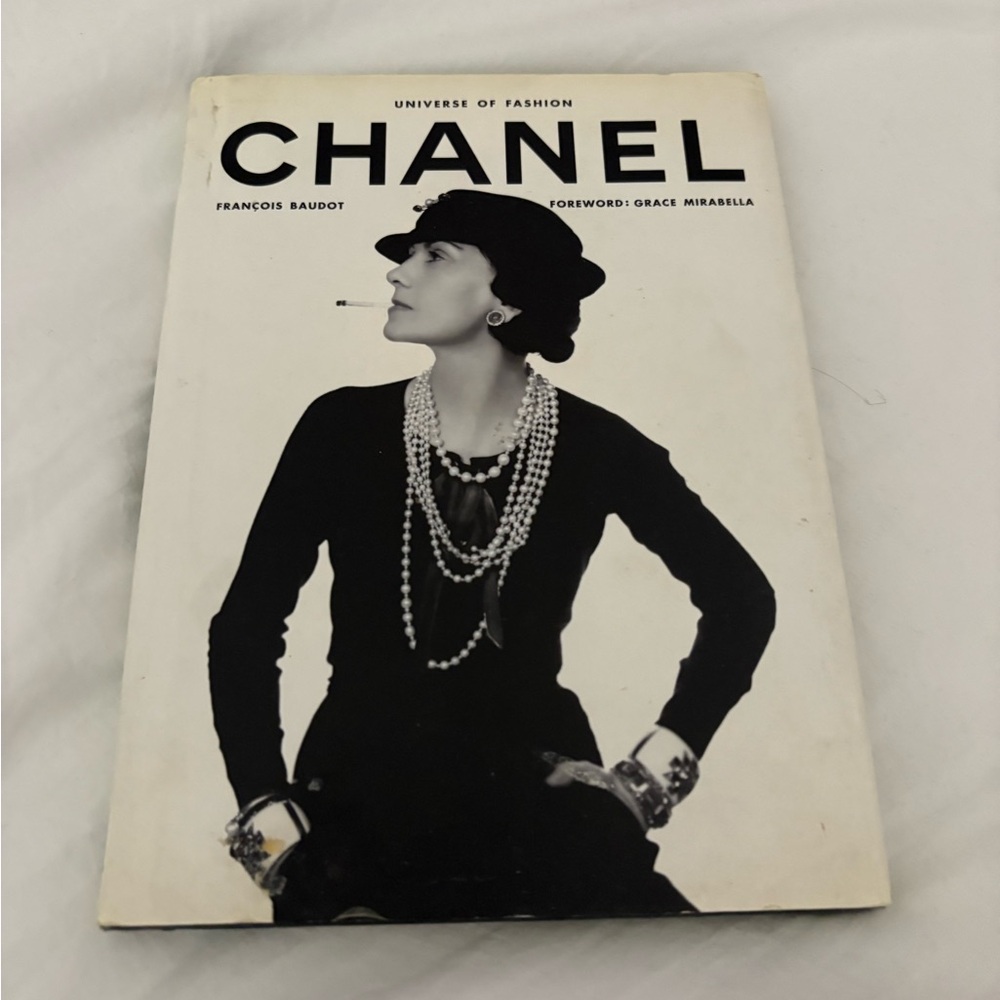 CHANEL Black and White Fashion Book